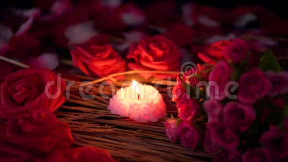 情人节快乐玫瑰花束和蜡烛燃烧视频的预览图