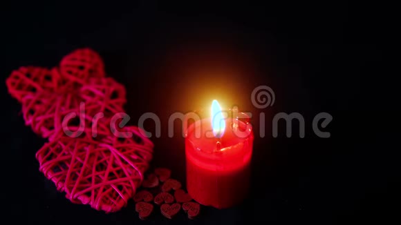 情人节快乐的画面装饰着蜡烛燃烧和木爱视频的预览图