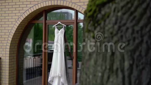 白色婚纱视频的预览图