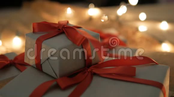 圣诞礼物盒和灯视频的预览图