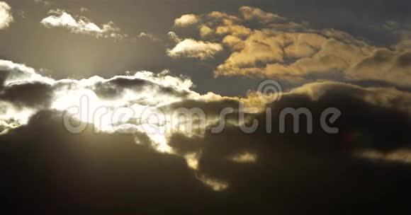日落在多云的天空时间视频的预览图