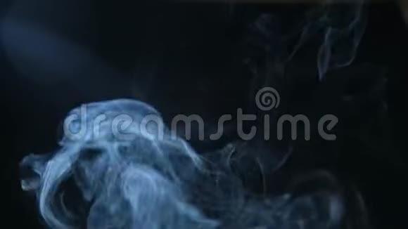 黑色背景上的抽象白烟烟雾背景蓝色烟雾背景视频的预览图