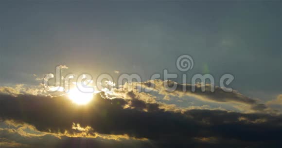 日落在多云的天空时间视频的预览图