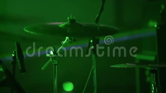 鼓手演奏的鼓集在音乐会的特写板块节奏摇滚音乐会视频的预览图