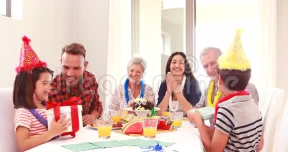 一家人庆祝生日快乐视频的预览图