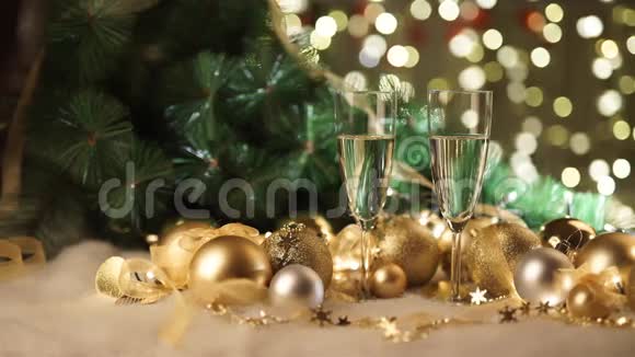 两杯香槟加圣诞礼物和圣诞球视频的预览图