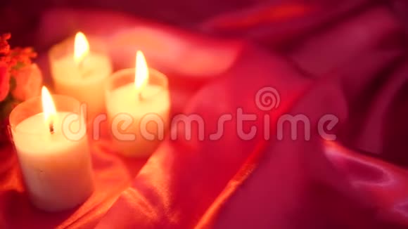 用花束和蜡烛燃烧浪漫约会的录像情人节视频的预览图