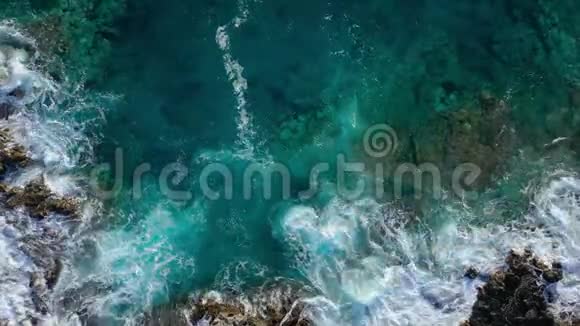 无人的海岸的俯视图特内里费岛的岩石海岸空中无人机的海浪到达海岸的画面视频的预览图