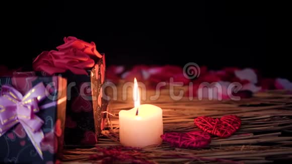 礼品盒花瓣和蜡烛燃烧的足迹移动情人节视频的预览图