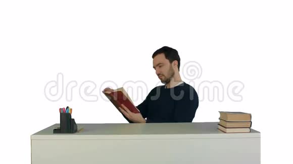 一名男学生读白字书的画像视频的预览图