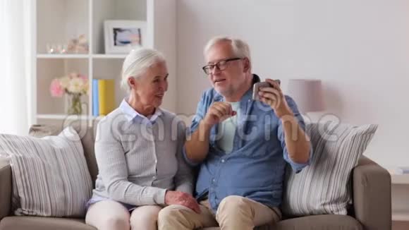 有智能手机的快乐老夫妻视频的预览图