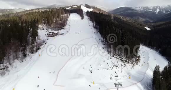 冬季高山滑雪场的鸟瞰图视频的预览图