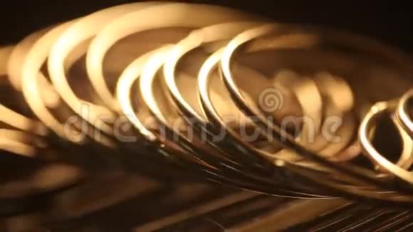 白金金属镯宏镜头视频的预览图
