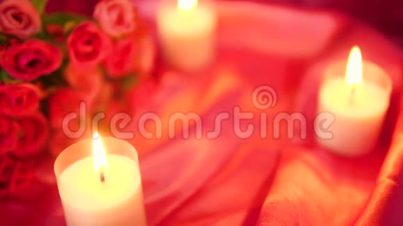 用花束和蜡烛燃烧浪漫约会的录像情人节视频的预览图