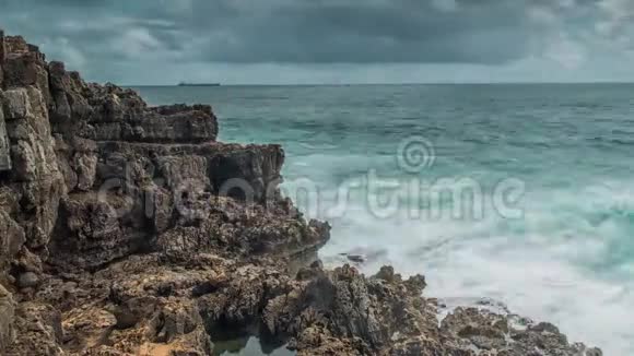 强烈的极端海浪撞击洞穴悬崖洞穴波卡多地狱葡萄牙视频的预览图