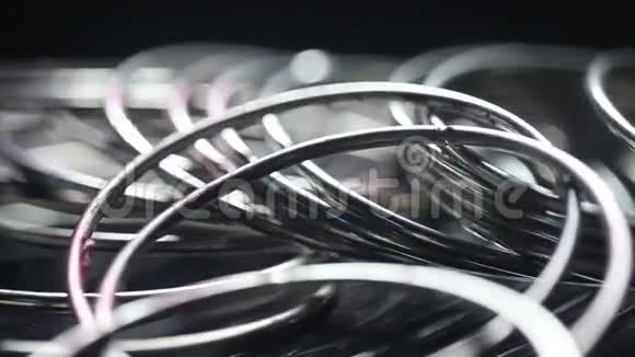白金金属镯宏镜头视频的预览图