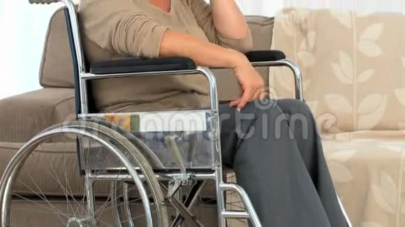 坐在轮椅上思考的老年妇女视频的预览图