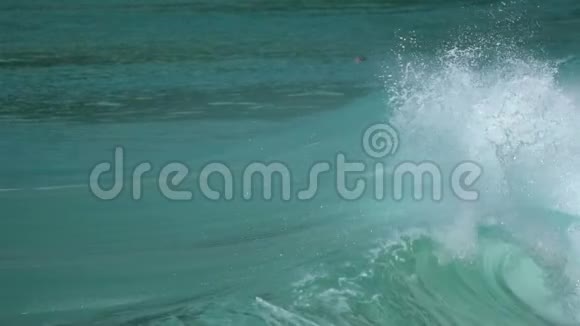 冲浪者的巨浪视频的预览图