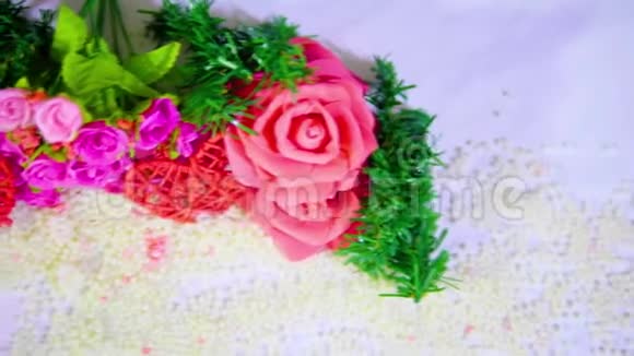 花玫瑰装饰情人节的足动视频的预览图