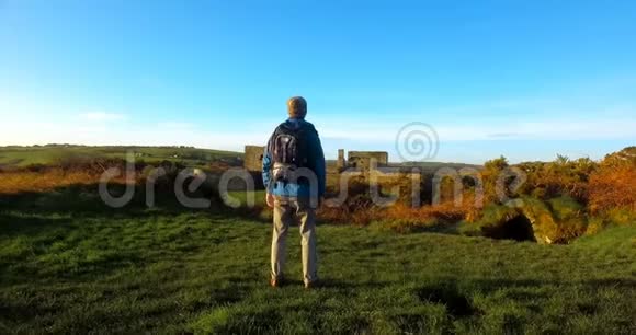 男徒步旅行者在乡村徒步旅行4公里视频的预览图