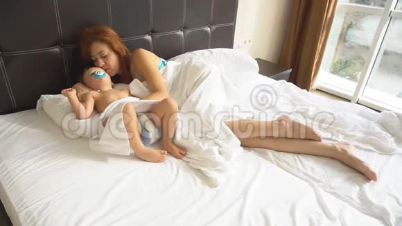 妈妈和儿子早上睡在床上视频的预览图