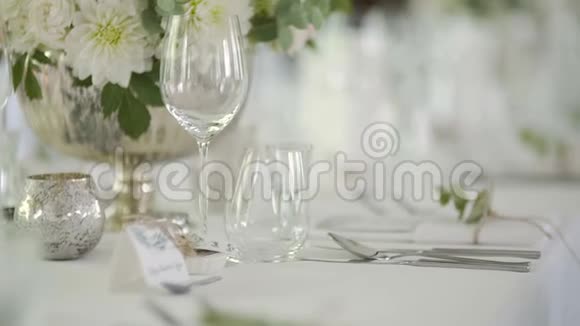 装饰的餐桌为奢华优雅的晚餐视频的预览图