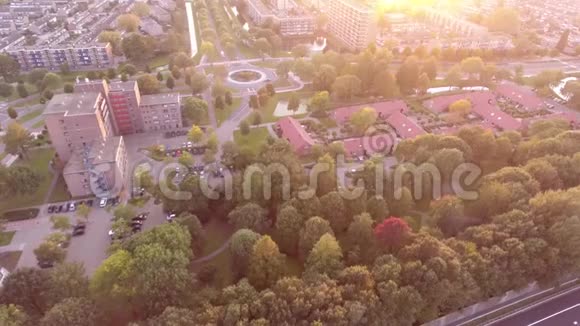 荷兰茨威因德雷赫特市无人机拍摄的日落视频的预览图