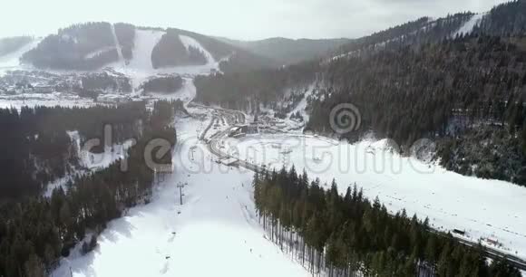 冬季高山滑雪场的鸟瞰图视频的预览图