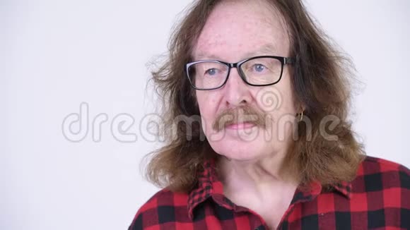 戴眼镜留胡子的高级时髦男士视频的预览图