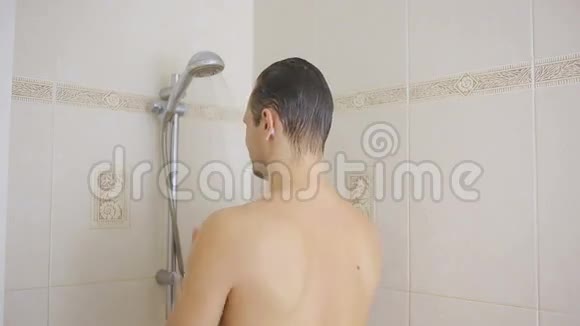 男人在淋浴时用洗发水洗头浴室视频的预览图