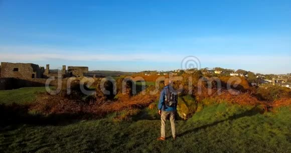 男徒步旅行者在乡村徒步旅行4公里视频的预览图