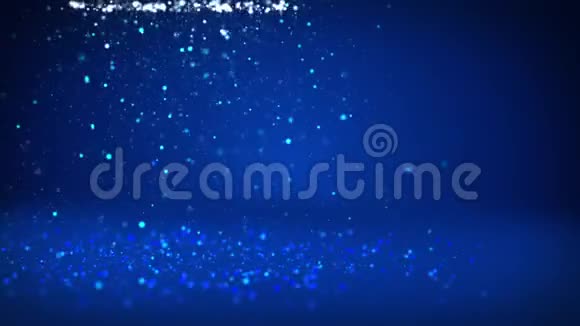 蓝色圣诞树从发光发亮的粒子在左边广角拍摄圣诞节背景下的冬季主题视频的预览图