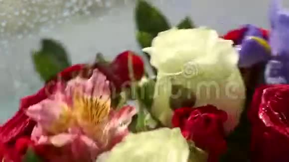 美丽的花束玫瑰鸢尾花和阿尔斯特洛美利亚迅速旋转视频的预览图