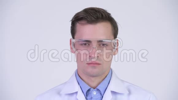 年轻快乐的帅哥医生戴着防护眼镜视频的预览图