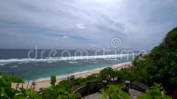 美丽的热带海滩景色美丽的亚洲海洋视频的预览图