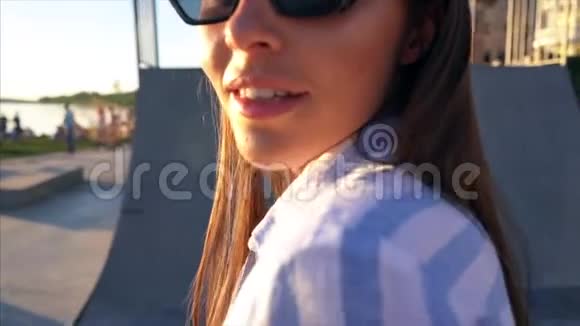 美丽的少女在街上的镜头上摆姿势日落视频的预览图
