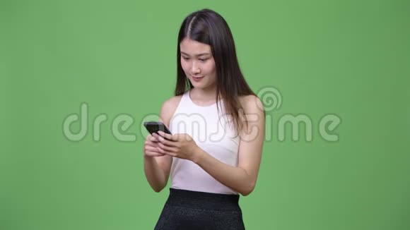 年轻漂亮的亚洲女商人用电话视频的预览图