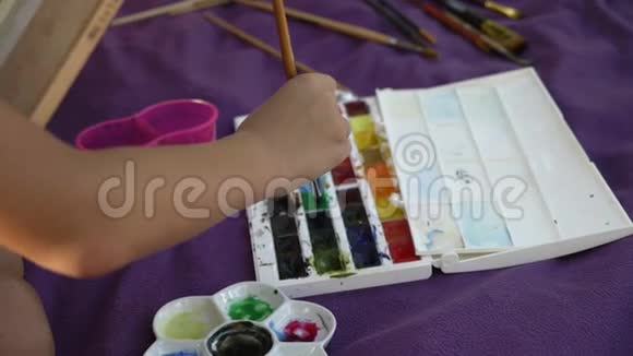 在公园里给小女孩画水彩颜料的课视频的预览图