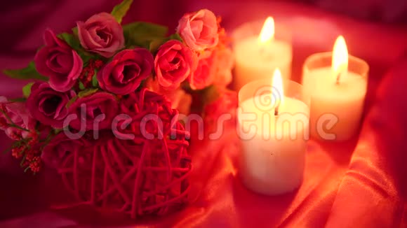与蜡烛燃烧和花束一起约会情人节祝福片段视频的预览图