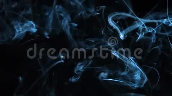 黑色背景上的抽象白烟烟雾背景蓝色烟雾背景视频的预览图