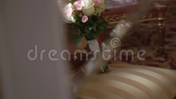 白色和粉红色玫瑰的新娘花束视频的预览图