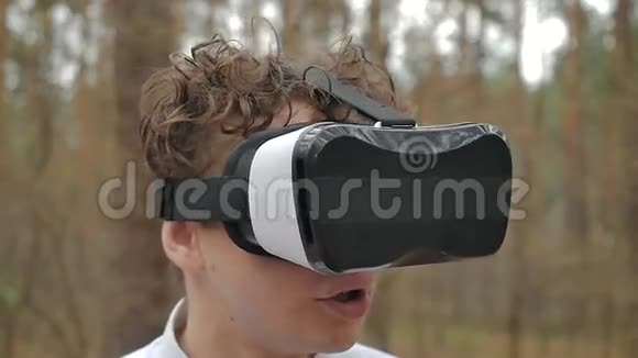 人透过虚拟现实眼镜看视频的预览图