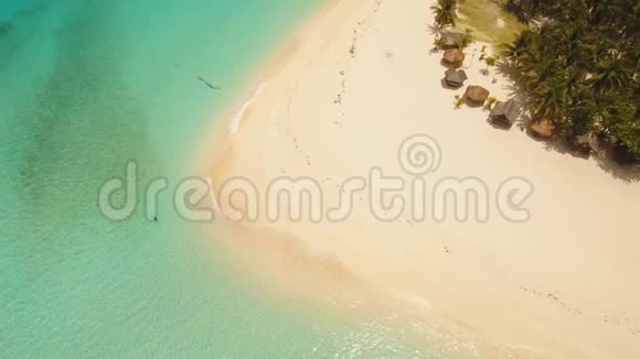 热带海滩与绿松石海视频的预览图