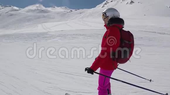 在运动中滑雪者在山岭度假区滑雪坡滑雪视频的预览图
