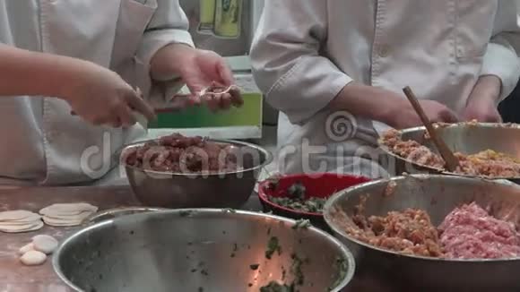 中国上海豫园旅游市场的厨师准备点心饺子视频的预览图