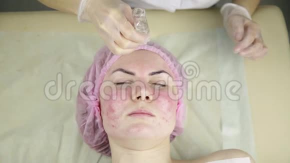 女性接受美容药物治疗用口罩清洁面部皮肤视频的预览图