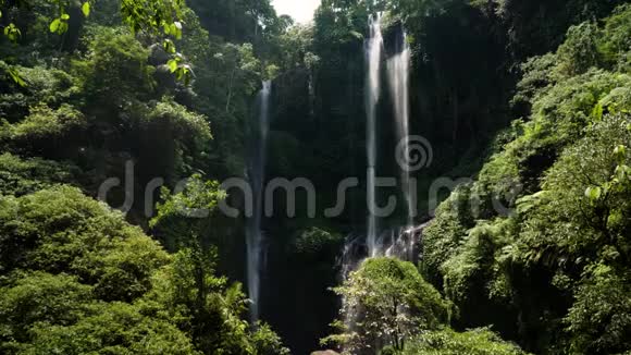 美丽的热带瀑布巴厘岛印度尼西亚视频的预览图