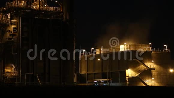 黄昏时分燃气轮机发电厂视频的预览图