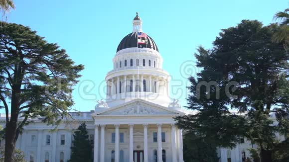 历史上加州州议会大厦的外观视频的预览图