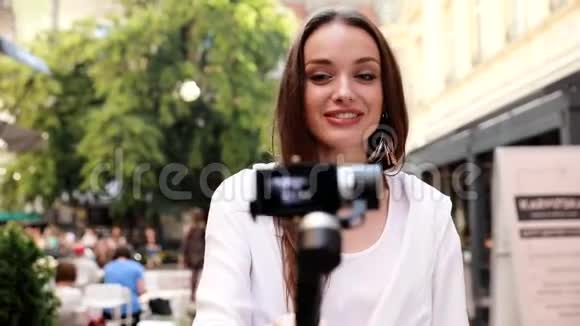 录口供在城街拍摄女子录像视频的预览图